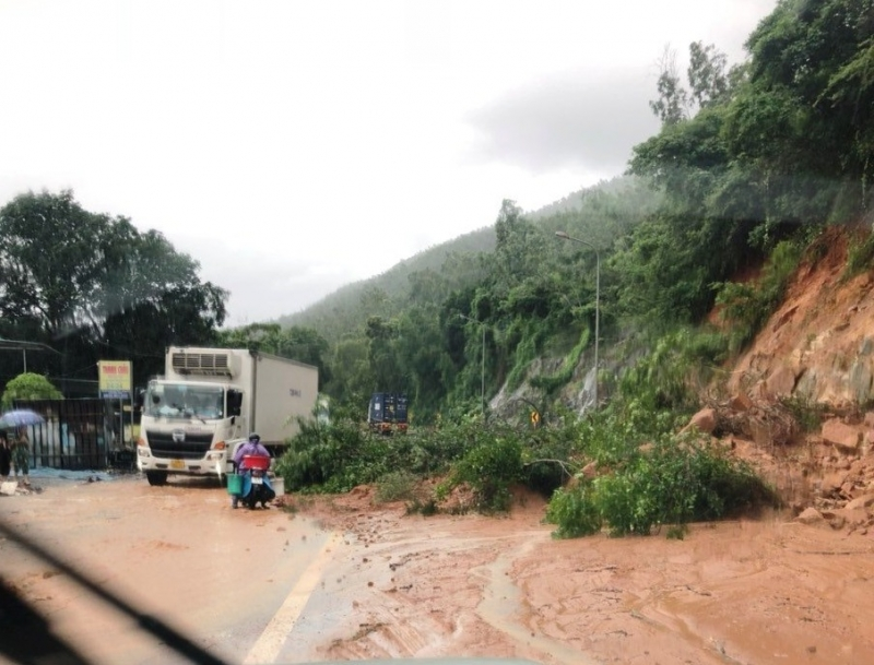 Bình Định: Sạt lở núi tràn xuống Quốc lộ 1D, ngập 300 hộ dân vùng trũng (14/11/2021)